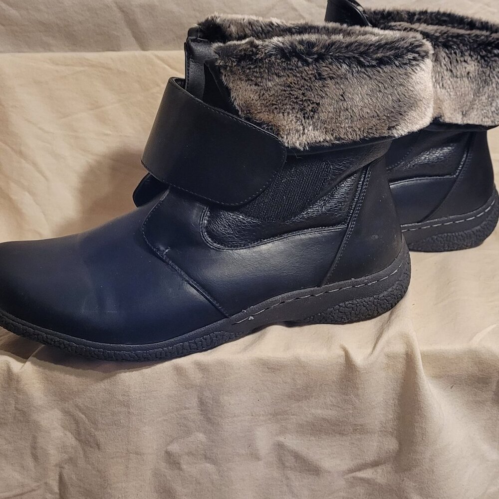 Wanderlust Gill-2 Velcro Women's Size 11 WIDE WIDTH Winter Boot Black Waterproof